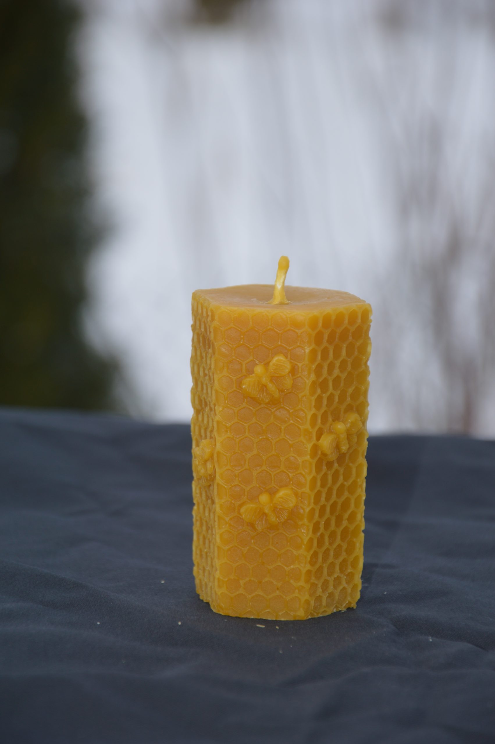 Świeca z wosku pszczelego - słupek heksagon z pszczółkami - obrazek 2
