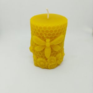 Świeca z wosku pszczelego – słupek z pszczołą i kwiatami